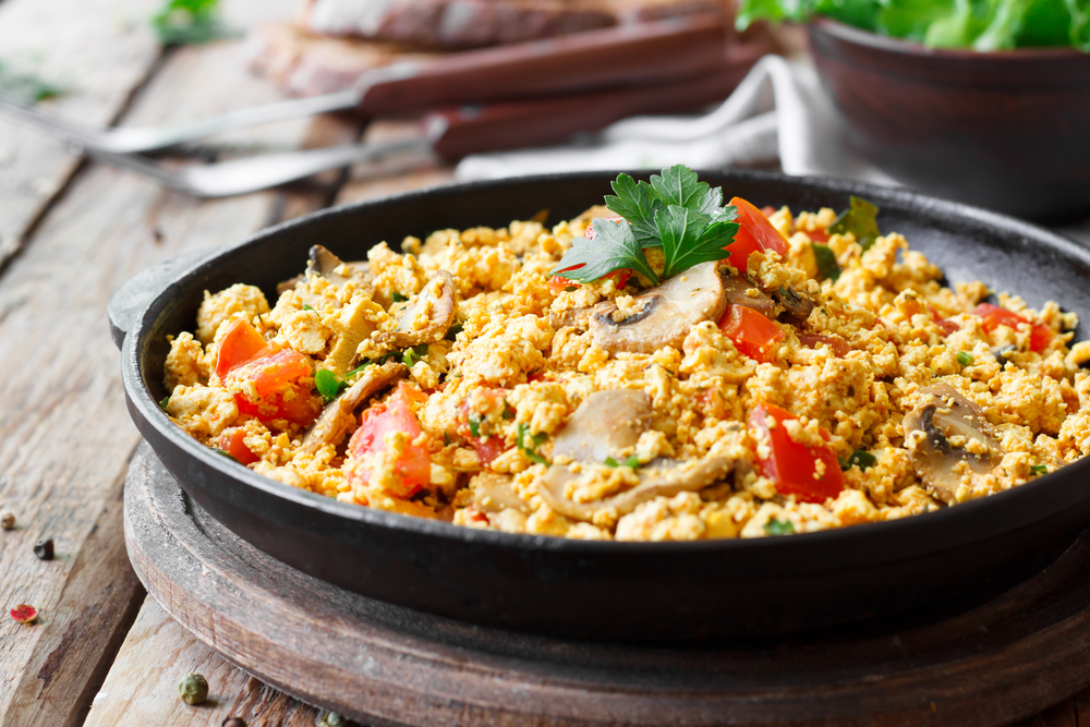 Tofu scrambled with mushrooms and tomatoes