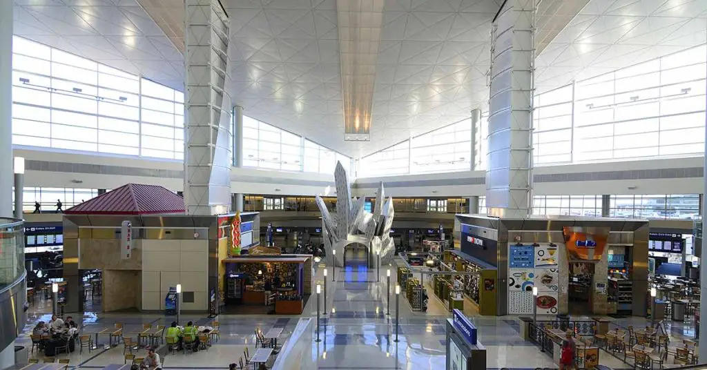 Man Collapses in Airport, then Strangers Realize He’s Going Home to the Last People He Expects