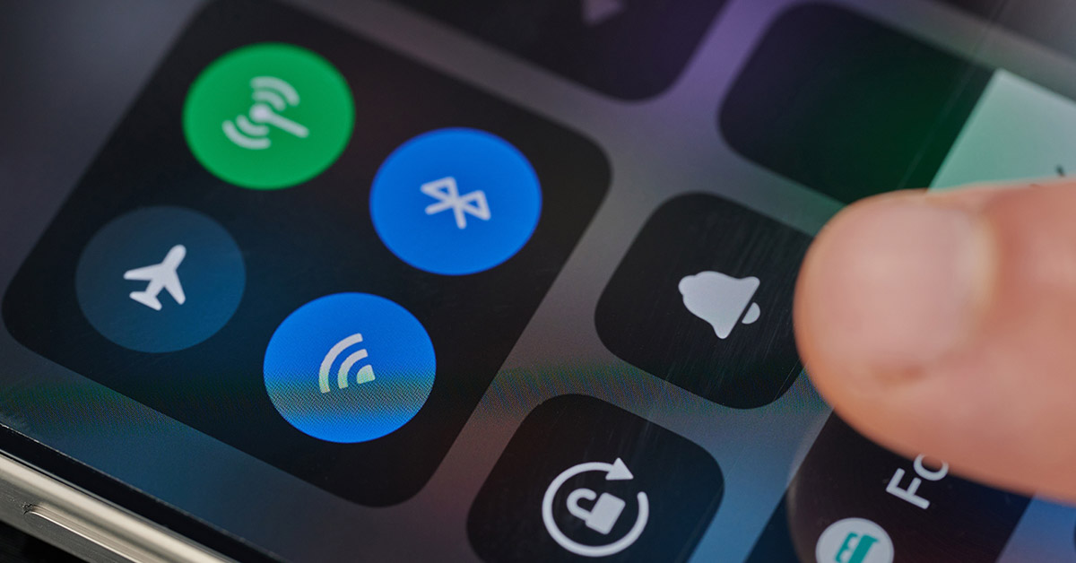 Should You Turn Off Your Smartphone’s Wifi and Bluetooth At Night?