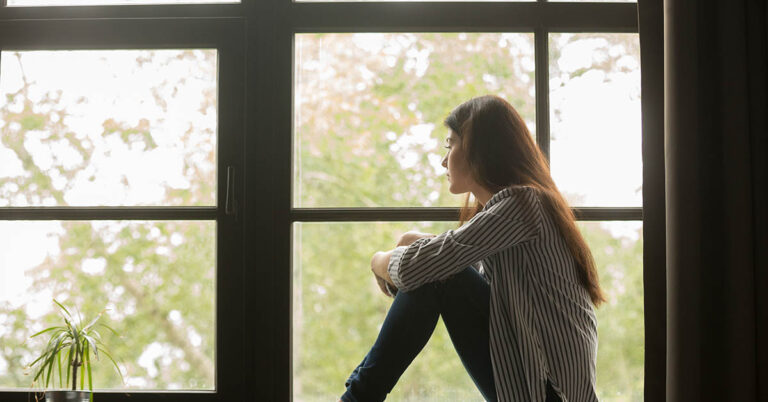 Avoid These 5 Brain-Destructive Habits at All Cost, According to a Harvard Brain Health Expert - Featured image