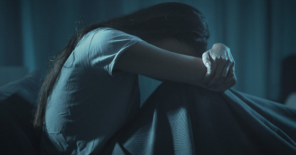 Therapist Reveals Oddly Scary Reason Some People Can’t Fall Asleep Without Background Noise - Featured image