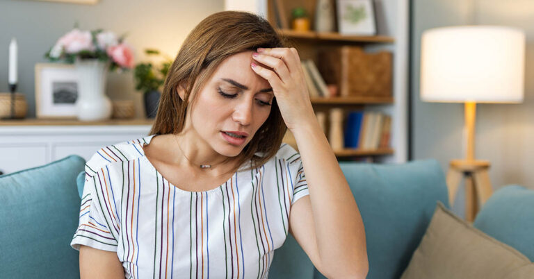 Doctor Demonstrates How to ‘Instantly’ Give Headache Relief, and People Can’t Believe It Works - Featured image