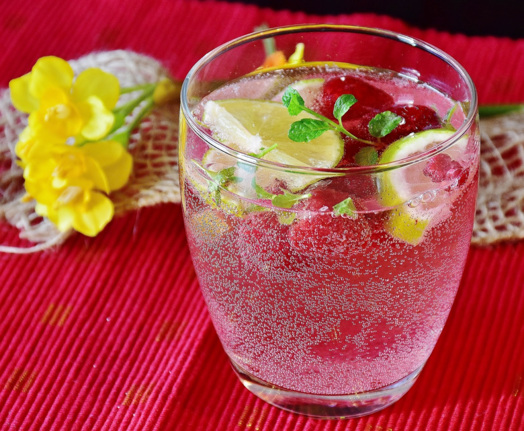 sparkling water with lime and raspberries in it