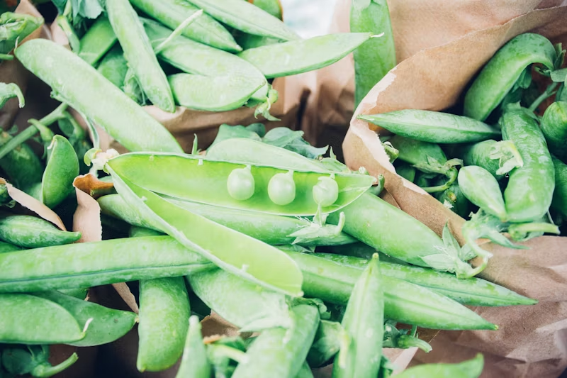 Green peas with the pod opened