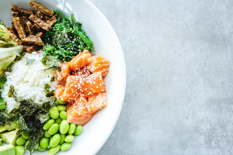 A healthy tuna poke bowl