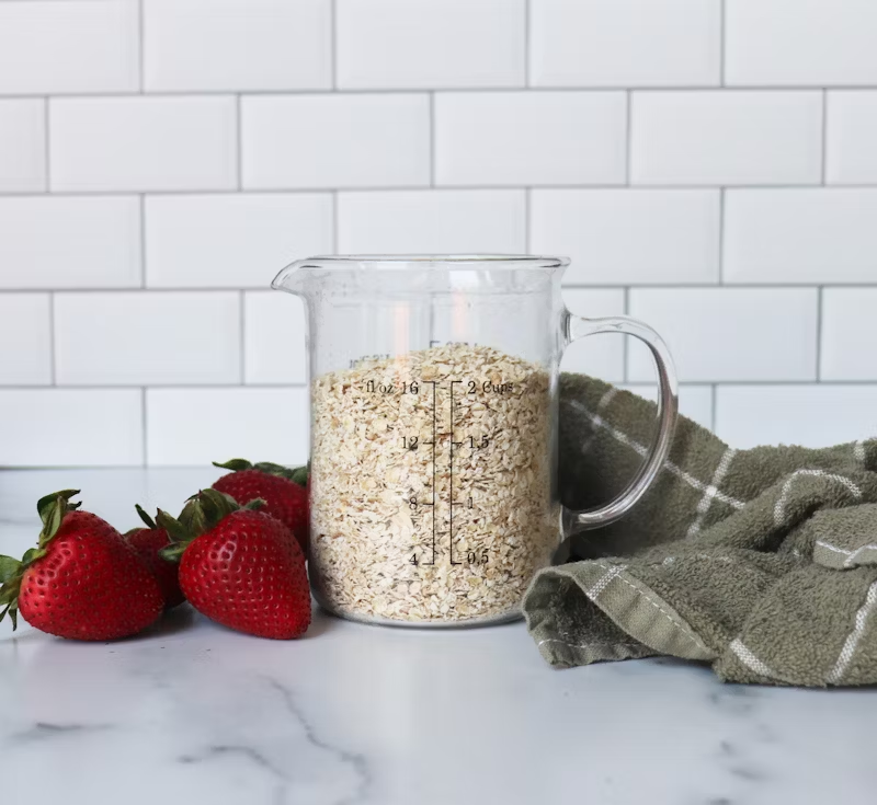 2 cups of oats in a jar