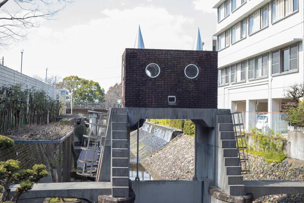 Water canal lock with the shape of a face.