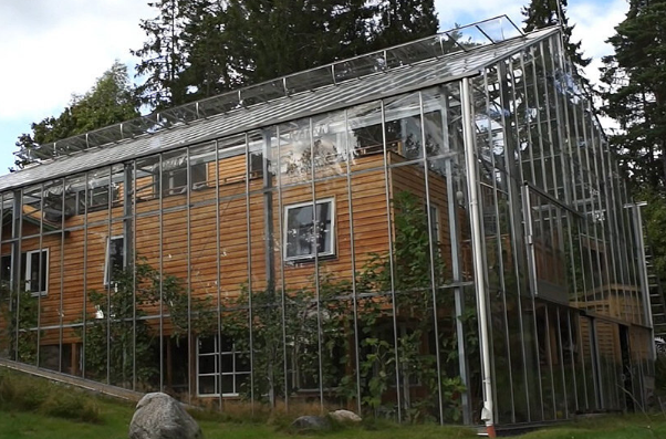 In Norway, this woman’s greenhouse home stands as an inspiring example of how thoughtful design can help individuals survive and thrive in challenging environments.