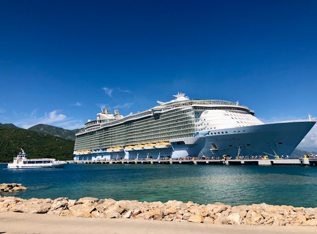 cruise by the port 
