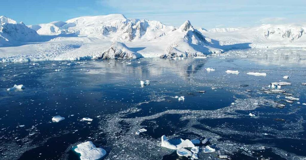 Antarctica Turning Green At an Alarming Rate and Scientists Have ‘Serious Concerns’ - Featured image