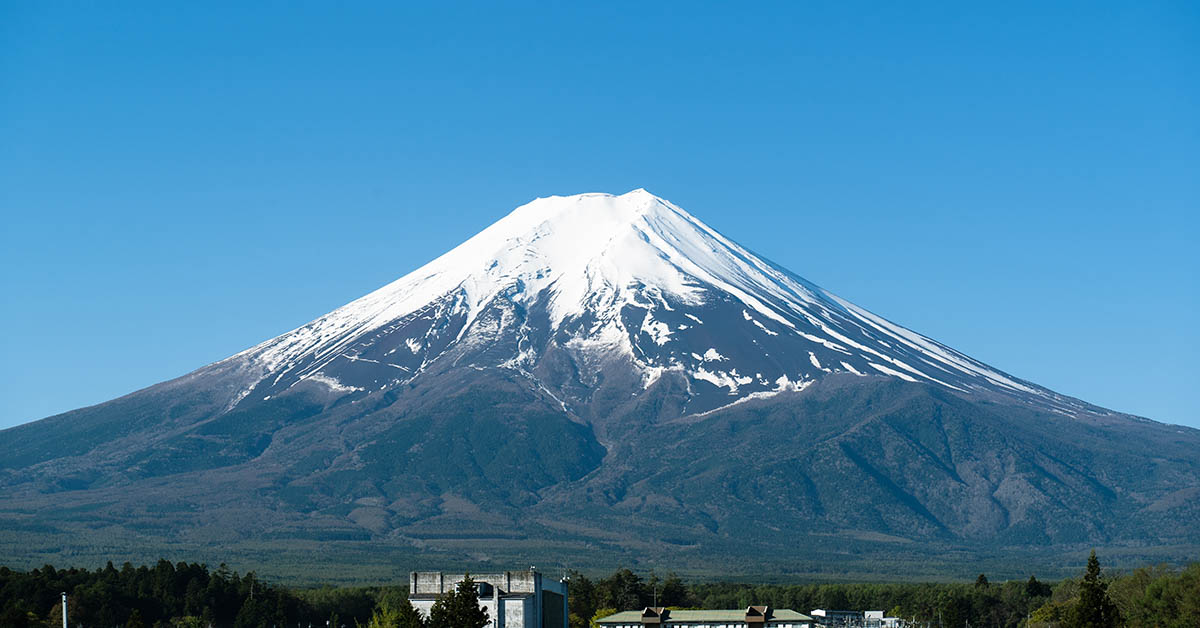 Mount Fuji Was Snow-Free For The First Time in 130 Years Due to High Temperatures