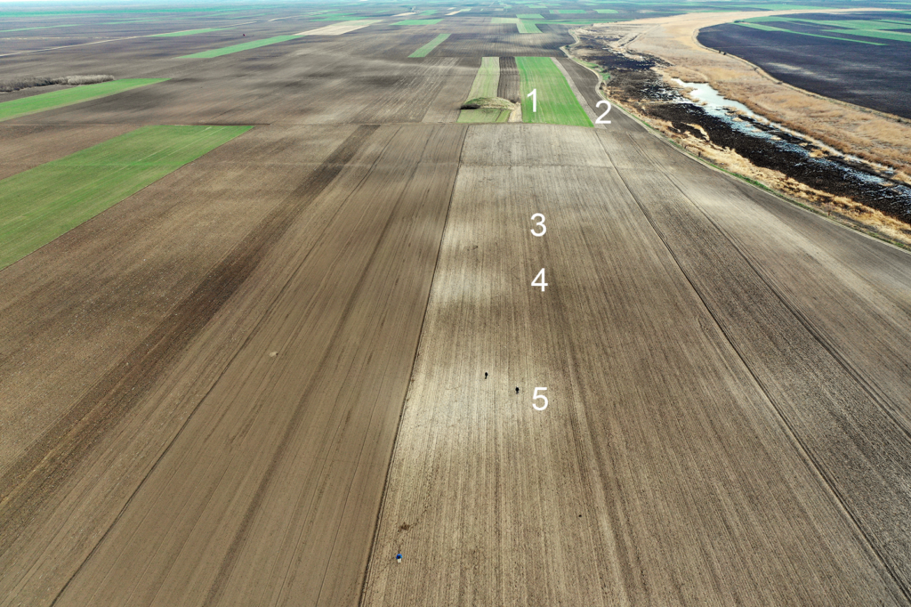 Central area in TSG site of Baranda showing 1) Tumulus, 2) watercourse and 3–5) activity areas aligned with tumulus