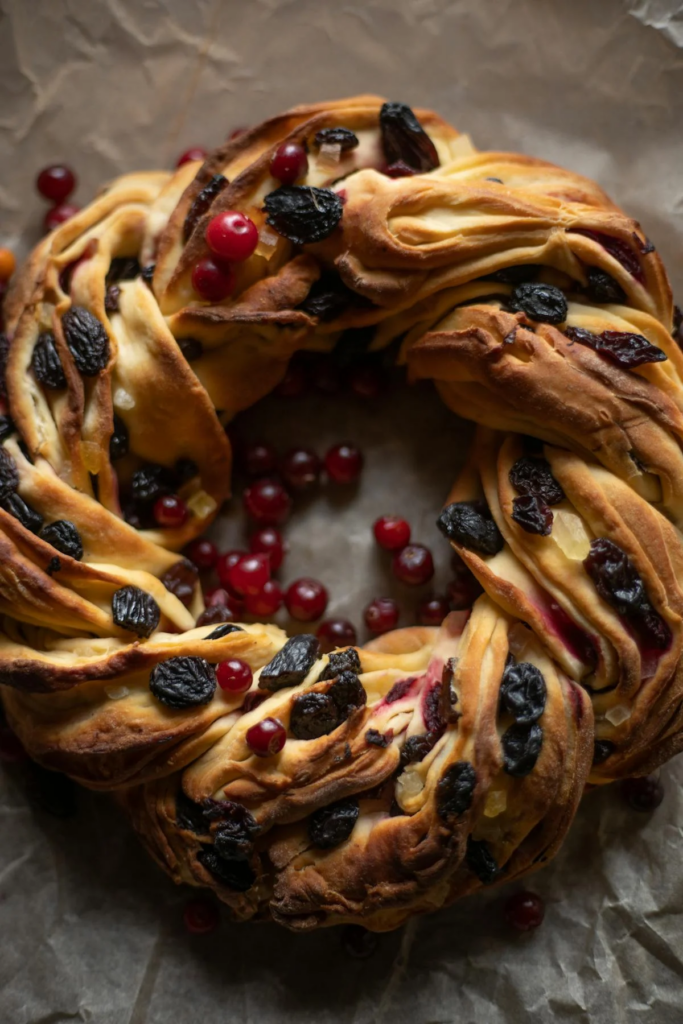 a raisin bread wreath