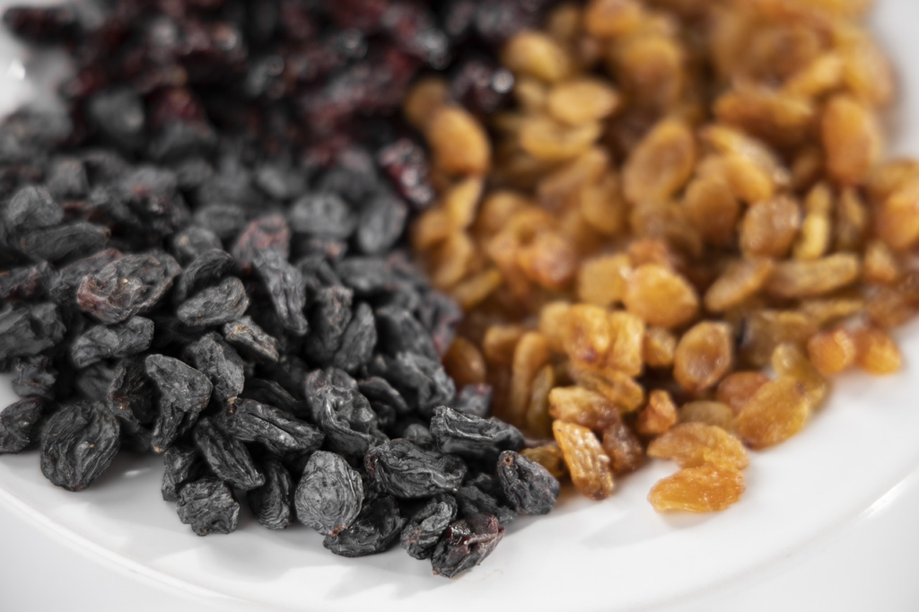 dark and golden raisins