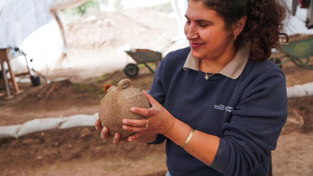 In the photo: Ma'ayan Hamed, one of the managers of the excavation, with one of the tools that were discovered.