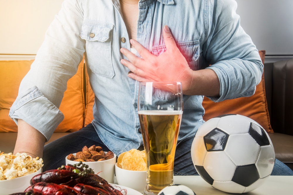 It's too exciting for fans to watch football live broadcast at home. Their hearts are uncomfortable
