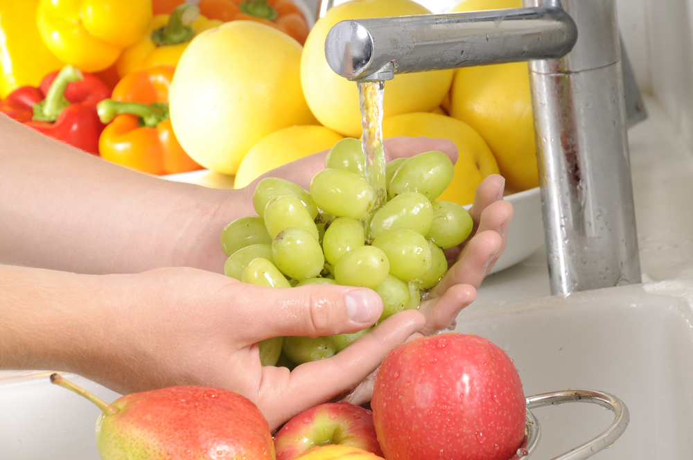 WASHING GREEN GRAPES UNDER KITCHEN TAP,APPLES IN COLLANDER
