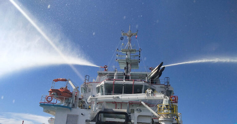 People Are Just Realizing Why Tug Boats Spray Water Into The Air When Towing Other Ships - Featured image