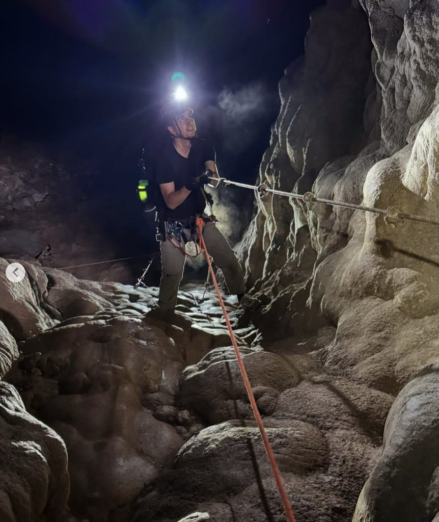 Çenet repelling down the cave