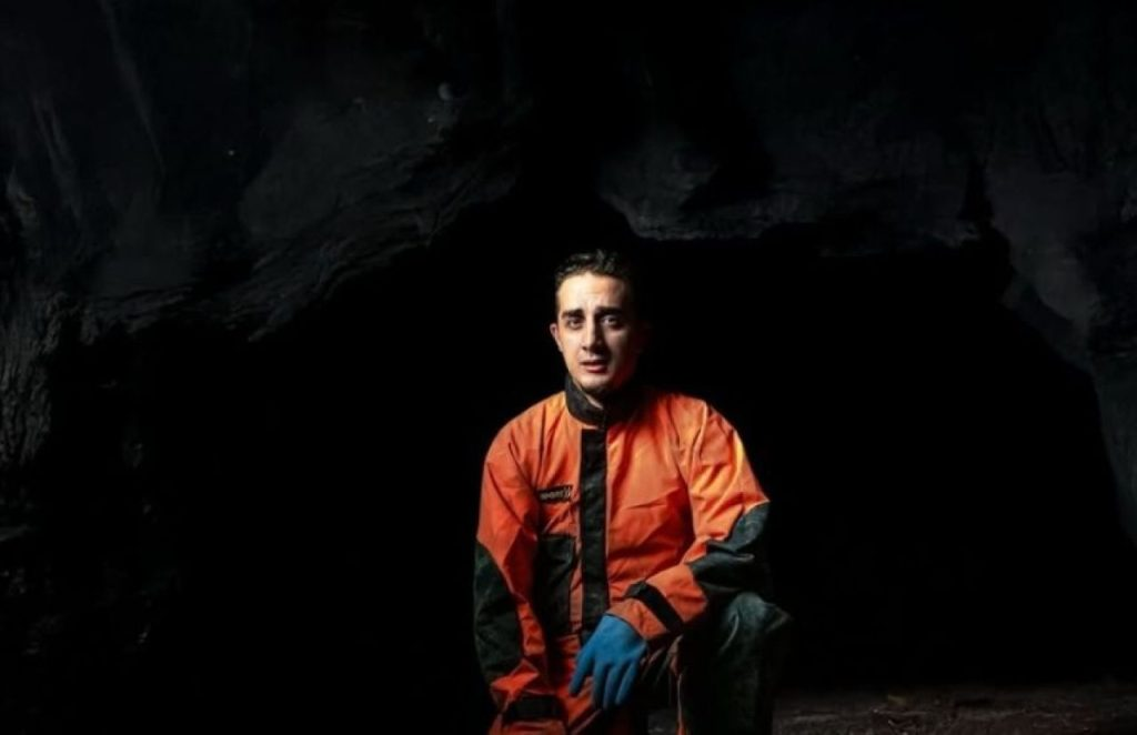 Çenet addressing his fans in the video