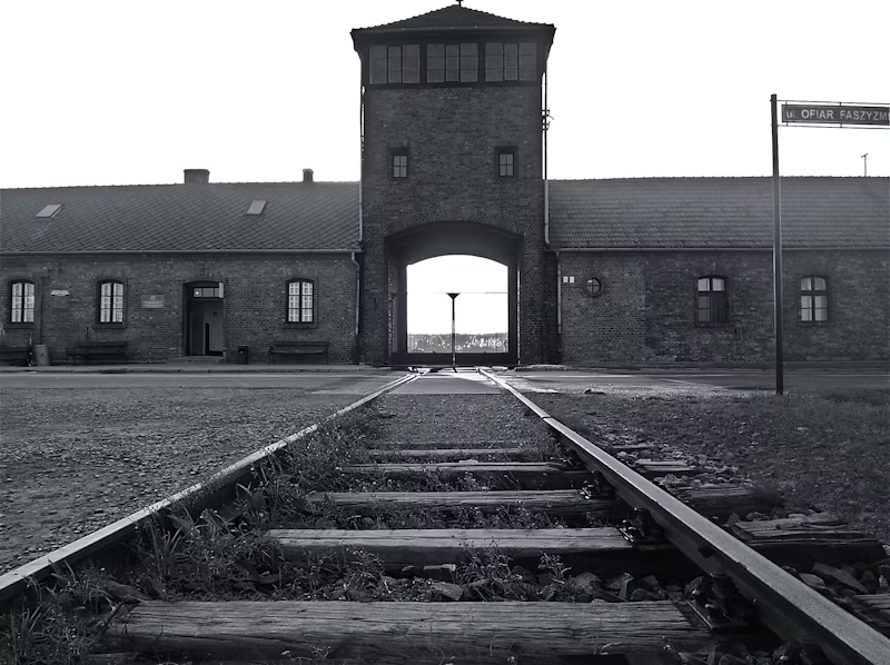 train tracks into Auschwitz 