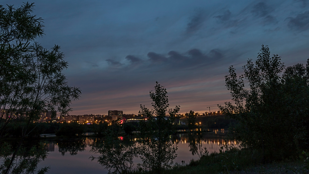clouds of Kelvin-Helmholtz over the city and the river