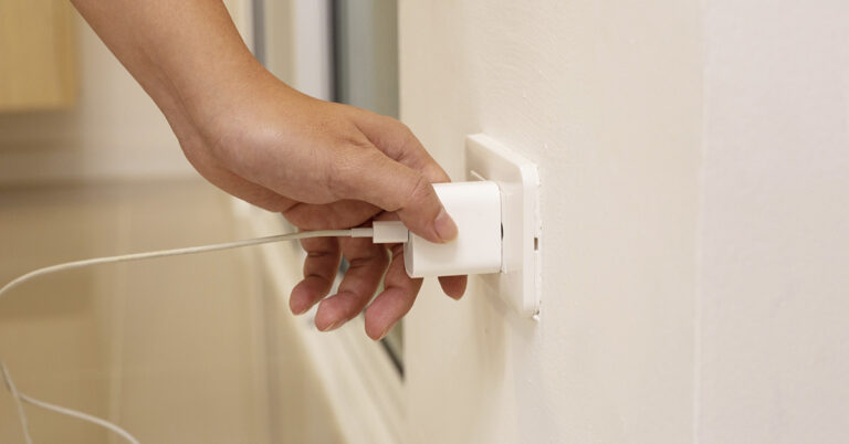 Why You Should Never Leave Your Phone Charger Plugged in Without Your Phone - Featured image