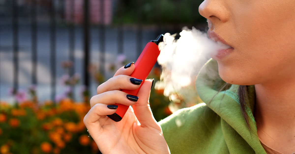 Expert Warns of Alarming Long-Term Side Effect of ‘Vaper’s Tongue’