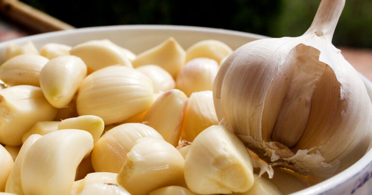 The Best Way To Eat Garlic For Maximum Health Benefits - Featured image