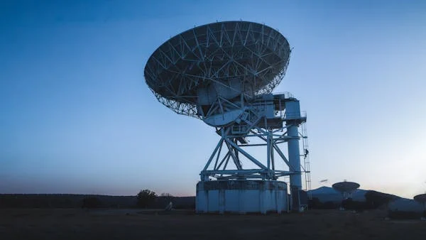 Large outdoor planetary telescope and satellite