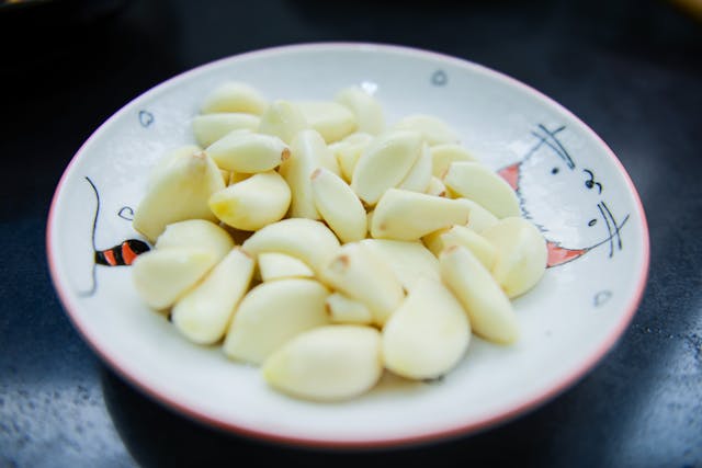 garlic cloves in a plate