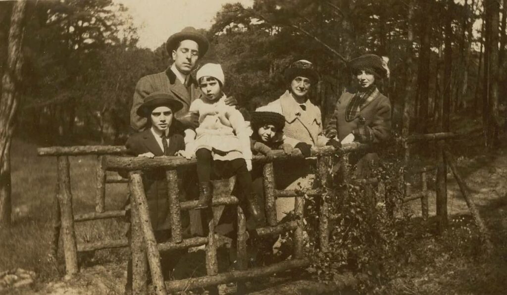 Maria Branyas Morera family photo from childhood 