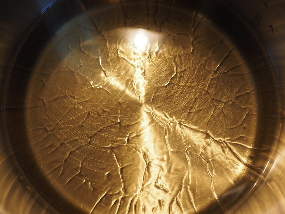 Close-up of cooking oil surface with visible cracks, representing the oils used in flash-frying instant ramen noodles during manufacturing.