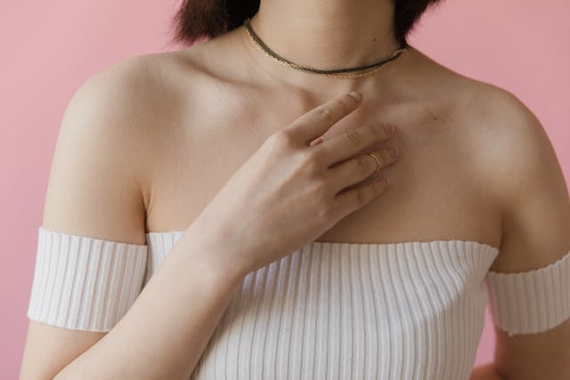 woman with itchy chest