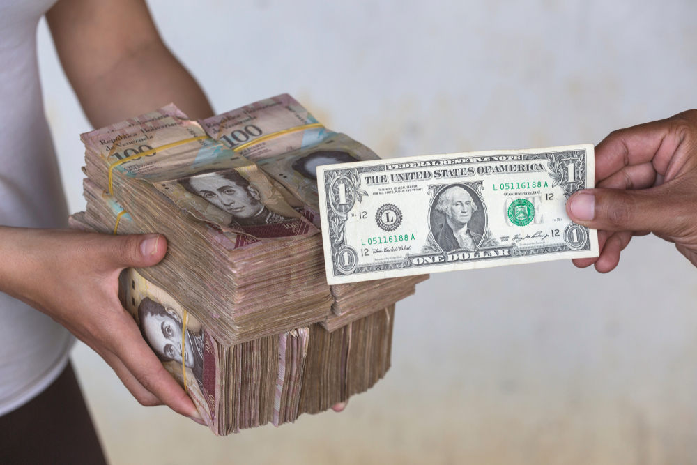 Due to the economic crisis and hyperinflation in Venezuela, the unofficial dollar exchange rate reaches 250,000 bolivars for one dollar. There is a large shortage of cash in the country
