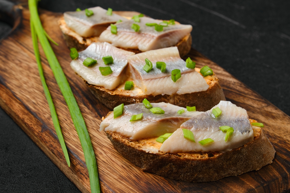 Sandwiches with salty herring and spring onion
