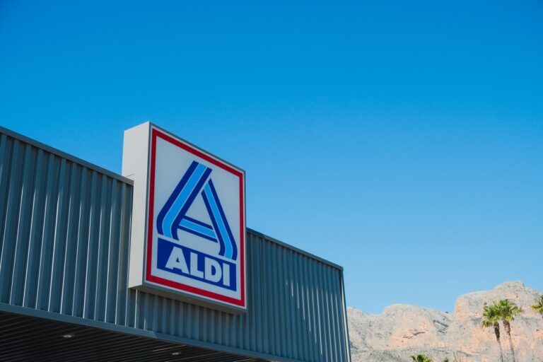 The Surprising Reason Aldi Charges You to Use Their Shopping Carts - Featured image