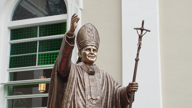 statue of the pope
