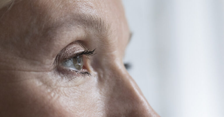 This Subtle Clue in Your Eyes Could Be an Early Warning for Dementia - Featured image