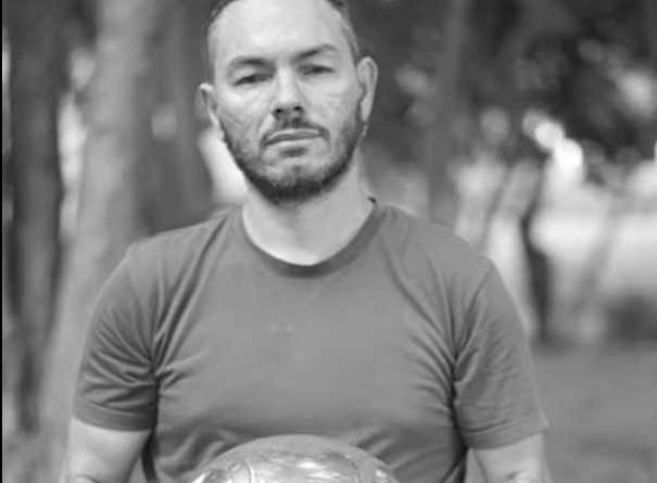 El Potro with the sphere