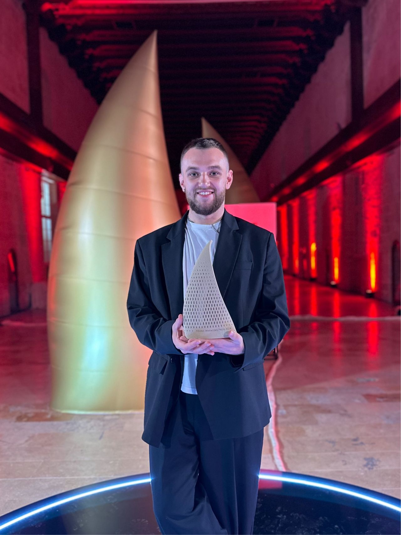 Valentyn Frechka holding Young Innovation Prize 2024 in Nethlands. He came in second for turning leaves into paper.  
