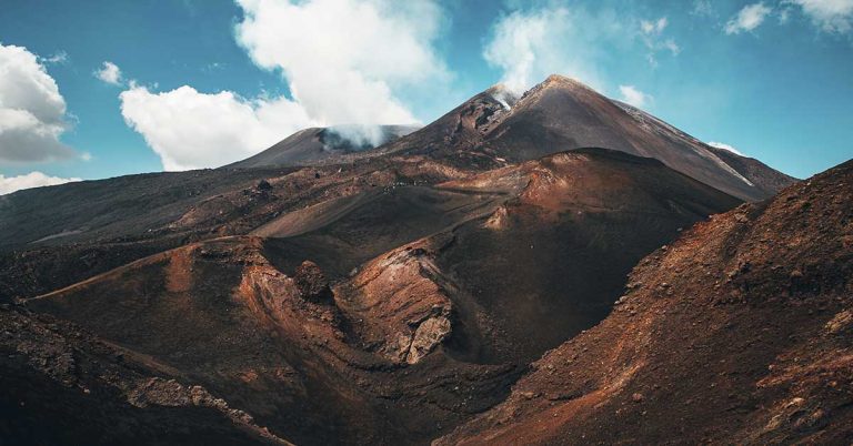 Italy’s Mount Etna Erupts in Dramatic Fashion, Forcing Tourists to Flee - Featured image
