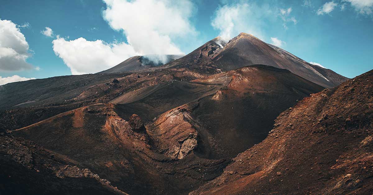 Italy’s Mount Etna Erupts in Dramatic Fashion, Forcing Tourists to Flee