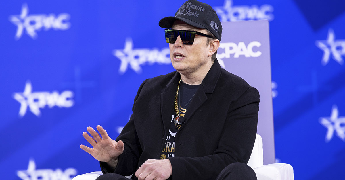 Elon Musk’s Viral Photo Lead to People Wonder What He Was Actually Doing During The Cabinet Meeting