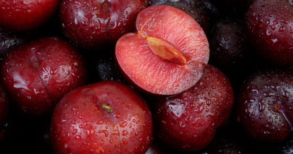 8 Anti-Aging Fruits to Help Live a Long and Healthy Life - Featured image