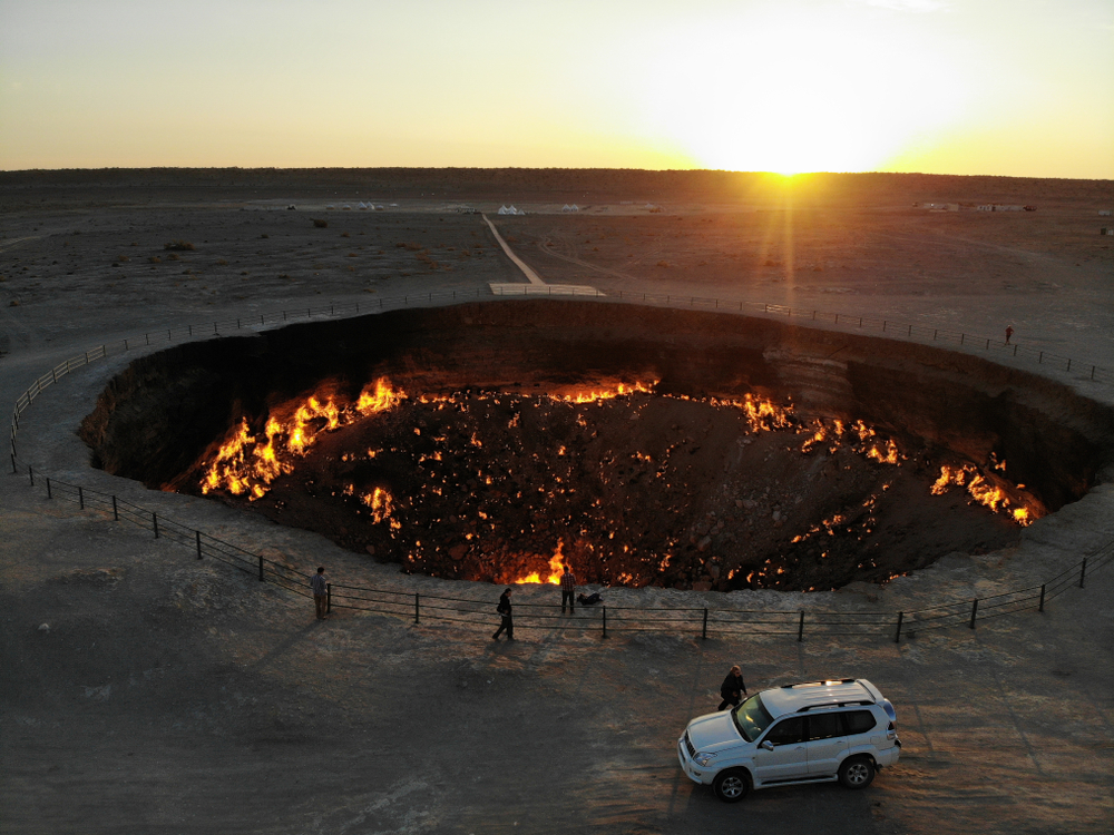 gate of the hell (darvaza gas crater)

