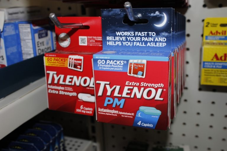 One Thing People Should Stop Combining With Tylenol, Hematologists Urge - Featured image