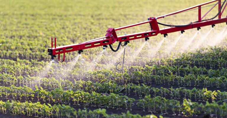 Widely Used Weedkiller Chemical Linked to Organ and Gut Damage - Featured image