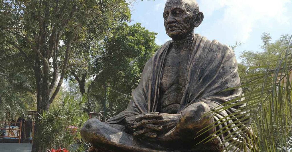 20 Historical Figures Whose Dark Truths Came to Light After Death - Featured image