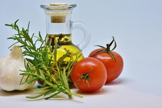 oilve oil with tomato and garlic